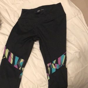 Women’s athletic cropped leggings